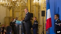 Laurent Fabius s'adressant aux journalistes, le 10 septembre 2013, au Quai d'Orsay