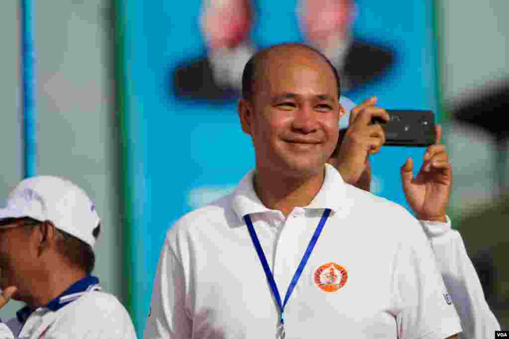 លោក ហ៊ុន ម៉ានី កូនប្រុសទីបួនរបស់នាយករដ្ឋមន្រ្តី ហ៊ុន សែន និងជាតំណាងរាស្រ្តរបស់គណបក្សប្រជាជននៅខេត្តកំពង់ស្ពឺ ចូលរួមយុទ្ធនាការឃោសនាបោះឆ្នោតថ្ងៃចុងក្រោយរបស់គណបក្សកាន់អំណាចគឺគណបក្សប្រជាជនកម្ពុជានៅក្នុងរាជធានីភ្នំពេញកាលពីព្រឹកថ្ងៃទី២៧ កក្កដា សម្រាប់ការបោះឆ្នោតជាតិអាណត្តិទី០៦ដែលនឹងប្រព្រឹត្តទៅនៅថ្ងៃទី២៩ ខែ កក្កដា ឆ្នាំ២០១៨ ខាងមុខក្នុងប្រទេសកម្ពុជា។(ទុំ ម្លិះ/VOA)