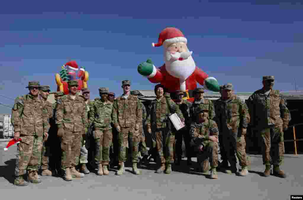افغانستان میں تعینات اتحادی فوجیوں نے بھی دعائیہ تقریب منعقد کر کے کرسمس منائی۔ 