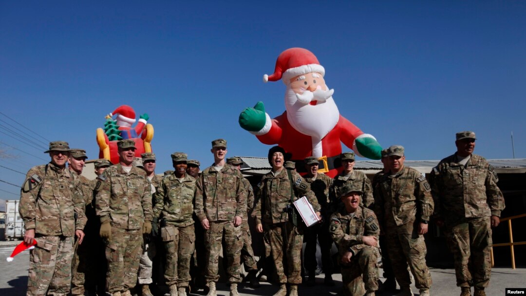 Pasukan NATO di Afghanistan (ISAF) berfoto bersama dalam perayaan Natal di Pangkalan Udara Militer di Bagram, utara Kabul (25/12).