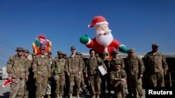 Pasukan NATO di Afghanistan (ISAF) berfoto bersama dalam perayaan Natal di Pangkalan Udara Militer di Bagram, utara Kabul (25/12).