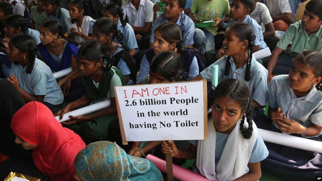 Anak-anak sekolah di Hyderabad berpartisipasi dalam pawai untuk memperingati Hari Toilet Sedunia pada tahun 2014.