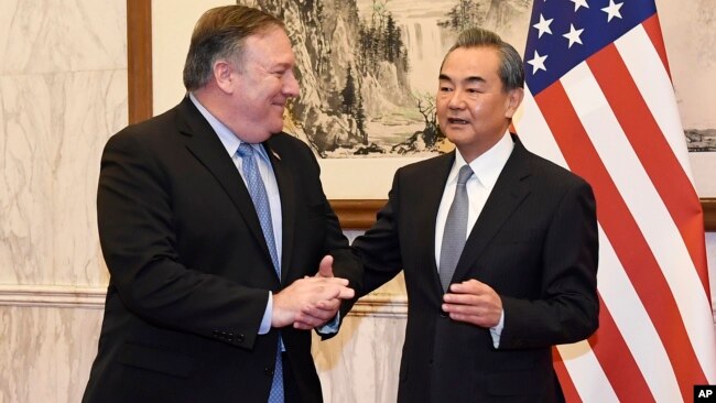 2018年10月8日中国外交部长王毅（右）在北京钓鱼台国宾馆会晤美国国务卿蓬佩奥