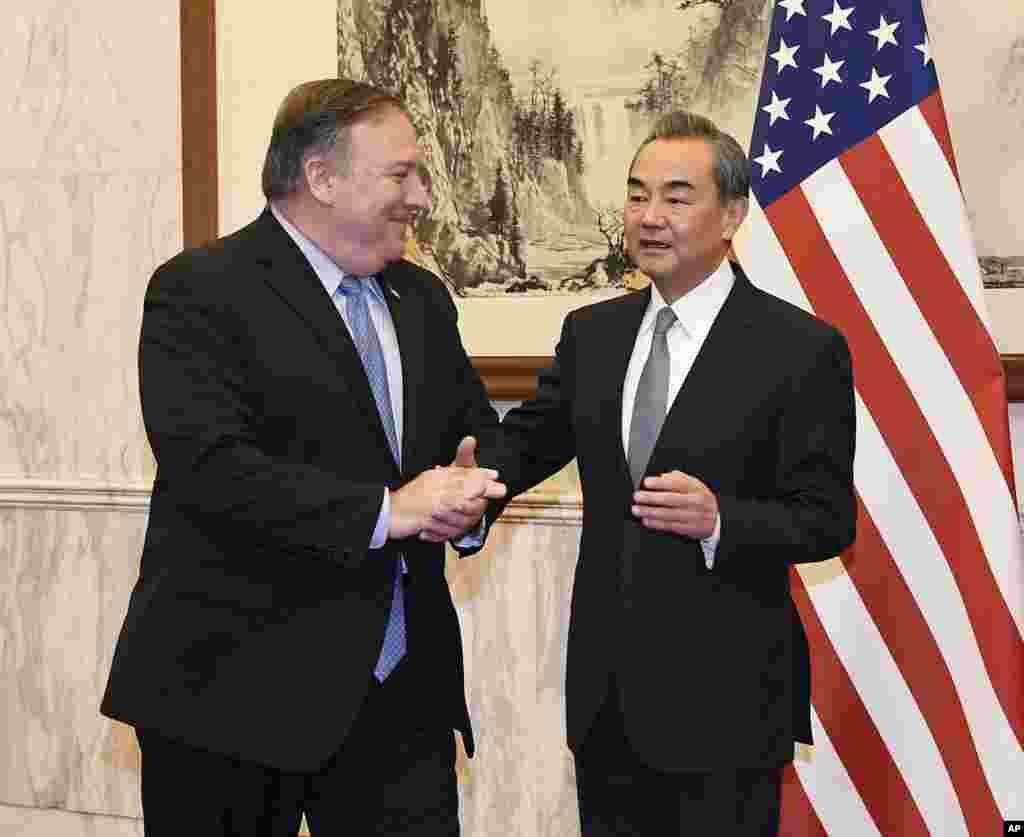 مایک پمپئو وزیر خارجه آمریکا روز دوشنبه با همتای خود در پکن دیدار کرد. این دیدار در حالی است که دو کشور بر سر تبادلات تجاری و اتهام زنی درباره توطئه چین در انتخابات آتی آمریکا اختلاف نظر دارند.
