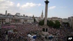 Para demonstran yang memrotes kunjungan Presiden AS Donald Trump berkumpul di Trafalgar Square, London hari Jumat (13/7). 