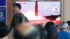 Stanovnici Seula prate vesti o severnokorejskim raketnim probama na TV ekranima
