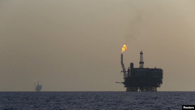 Una abrupta baja en los precios del crudo lideró la caída de las acciones en el sector energético.