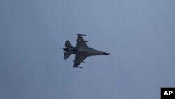 지난해 11월 이스라엘 남부 아시도드 상공에서 이스라엘 공군 소속 F-16 전투기가 비행 중이다. (자료사진)