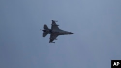 이스라엘 군 F-16 전투기가 이스라엘 서부 아시도드 상공을 비행하고 있다. (자료사진)