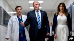 президент Трамп під час відвідування лікарні у Флориді
