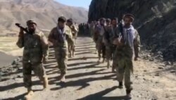 Pasukan perlawanan anti-Taliban berjalan di Lembah Panjshir, Afghanistan 25 Agustus 2021 dalam gambar diam yang diambil dari video. (Foto: Kantor Berita Aamaj via REUTERS)