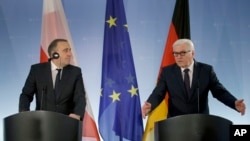 German Foreign Minister Frank-Walter Steinmeier, right, and Foreign Minister of Poland, Grzegorz Schetyna, left, address the media during a joint news conference after a meeting in Berlin, Germany, March 5, 2015. 