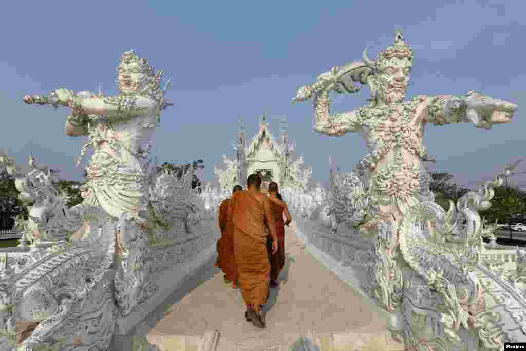 Tailandda buddistlər Ağ Məbədi ziyarət edir