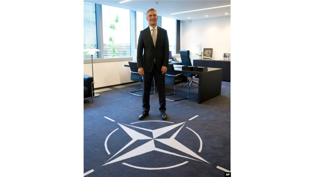 Sekretaris Jenderal NATO Jens Stoltenberg berpose di hadapan media di kantornya di markas NATO yang baru di Brussels, Belgia, 7 Mei 2018.