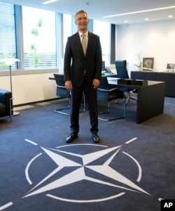 Sekretaris Jenderal NATO Jens Stoltenberg berpose di hadapan media di kantornya di markas NATO yang baru di Brussels, Belgia, 7 Mei 2018.