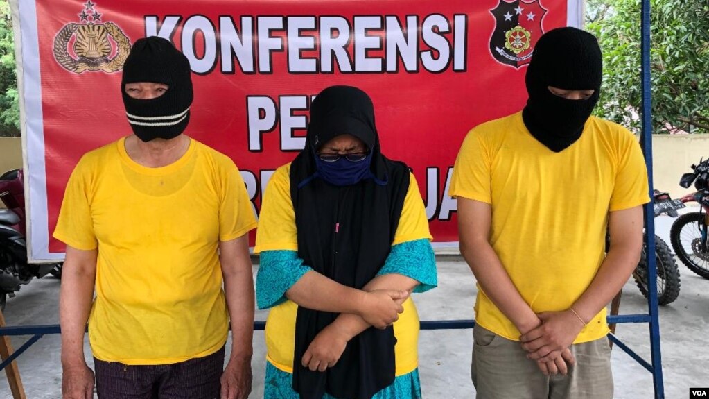 Ketiga tersangka terbakarnya pabrik rumahan korek api gas di Langkat, Sumatera Utara, dari kiri: Indramawan, Lismawarni, dan Burhan hari Senin (24/6). (VOA/Anugrah Andriansyah)