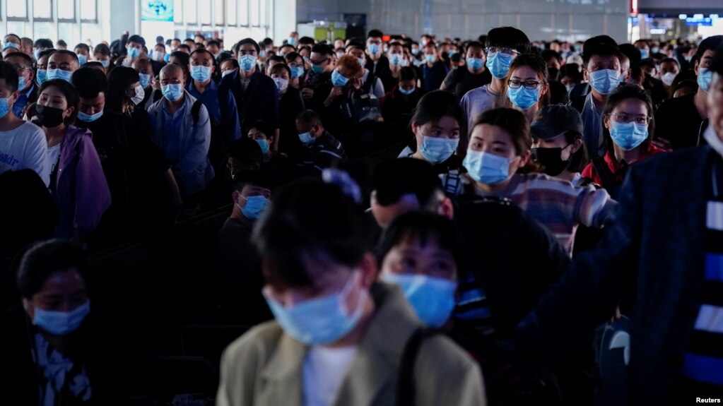 五一长假前人们戴着口罩在上海火车站排队。 （2021年4月30日）(photo:VOA)