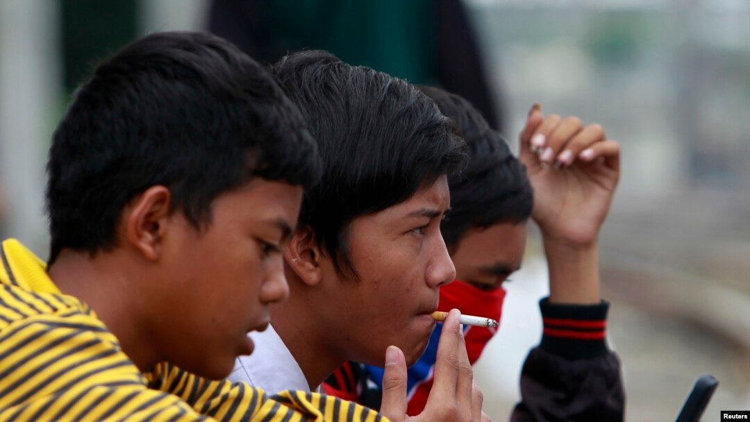 Mudahnya membeli rokok yang harganya murah, menjadi salah satu faktor masih tingginya angka anak dan remaja merokok di Indonesia. (Foto: Reuters)