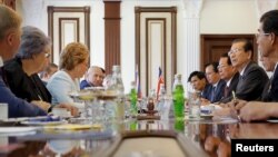 러시아 모스크바를 방문한 북한 최고인민회의 최태복 의장(오른쪽 세번째)이 23일 발렌티나 마트비옌코 러시아 상원의장(왼쪽 네번째)과 회담을 가지고 있다. 