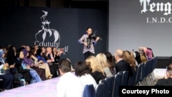 Maestro biola, Tengku Ryo, saat tampil di Couture Fashion Week di New York (Dok: Brama International)