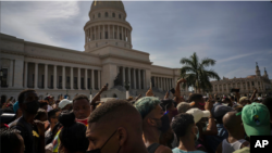 Cubanos protestam contra o Governo em Havana, 11 de Julho de 2021