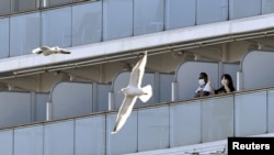 Hành khách trên du thuyền Diamond Princess bị cách ly ngoài khơi Nhật Bản.