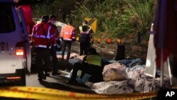 13일 타이완 타이페이 고속도로에서 버스 전복사고가 발생한 가운데 구급요원들이 희생자들의 시신을 수습하고 있다.