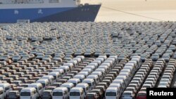 Mobil-mobil yang diproduksi di China siap untuk diekspor di pelabuhan Dalian, Liaoning (foto: ilustrasi). 