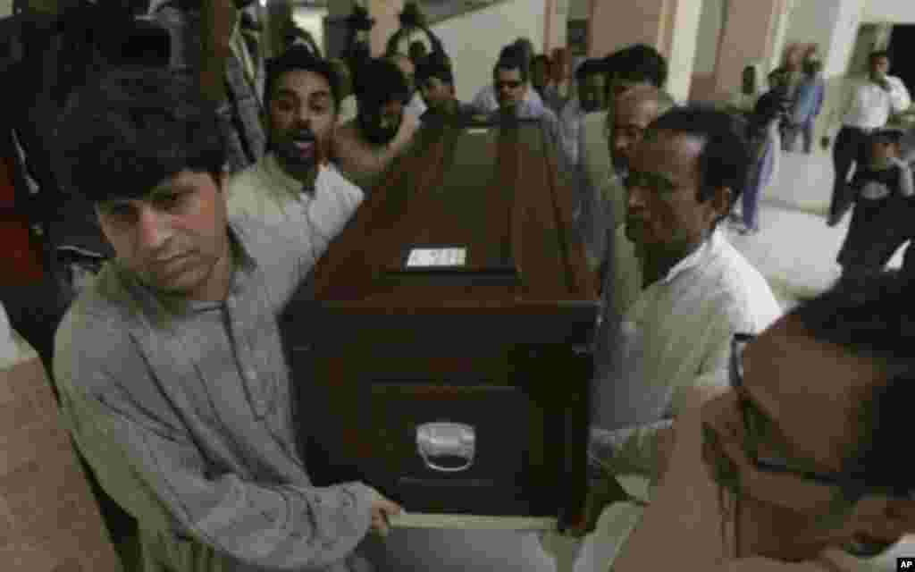 عکس هایی ازسید سلیم شهزاد، خبرنگار کشته شده پاکستانی