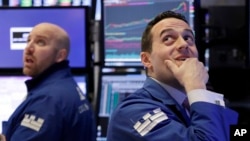 Para pialang mengamati pergerakan saham di New York Stock Exchange, Senin 5/2 (foto: ilustrasi). 