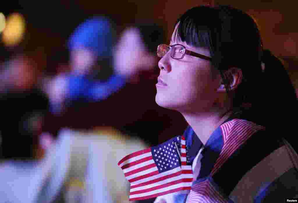 Kim Li, mahasiswa tingkat 3 University of Denver, menonton debat pertama capres 2012 antara Presiden AS Barack Obama dan capres Partai Republik Mitt Romney dari layar lebar di luar gedung di kampus University of Denver, Colorado (3/10).
