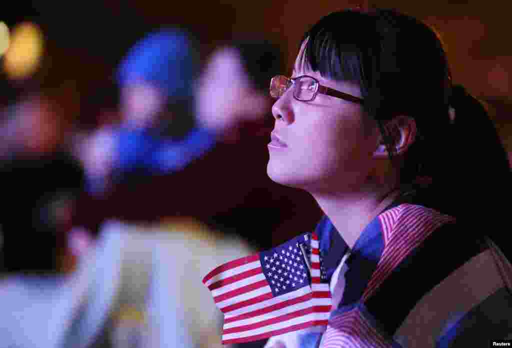 Kim Li, &eacute;tudiante &agrave; l&#39;universit&eacute; de Denver, regardant le d&eacute;bat sur un grand &eacute;cran.