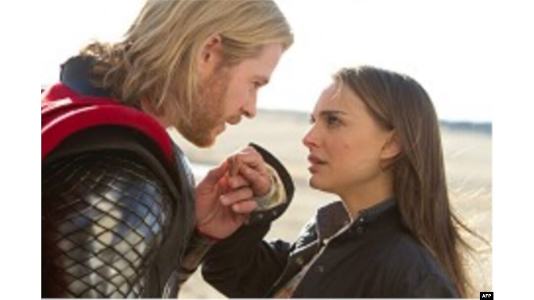 Tor (Kris HemsvortI) i Džejn Foster (Natali Portman)