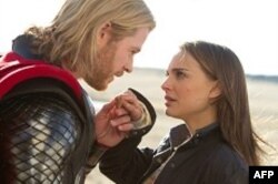 Tor (Kris HemsvortI) i Džejn Foster (Natali Portman)