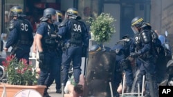 Les policiers interpellent des supporters anglais, Marseille, 11 juin, 2016. (AP Photo/Darko Bandic)