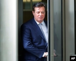 Paul Manafort, President Donald Trump's former campaign chairman, leaves the federal courthouse in Washington, Wednesday, Feb. 14, 2018.