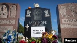 Надгробниот споменик на девојчето Анџелика “бејби Хоуп“ Кастиљо во Бронкс, Њујорк, чие мртво тело било пронајдено во термос-контејнер за излет во 1991-ва