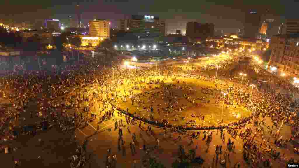 Masu goyon baya da masu kin jinin hambararen shugaban kasar Misra mai kishin Islama Mohammed Morsi sun kara a Misra ranar 6 ga watan Oktoba, 2013.