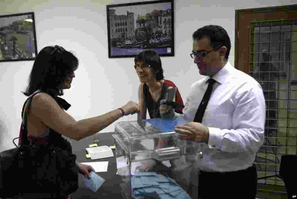 A French national living in Japan casts her vote for the French presidential elections at French embassy, in New Delhi, India, May 6, 2012. (AP)