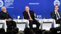 El presidente ruso Vladimir Putin (centro) durante el Foro Económico Internacional en San Petersburgo.