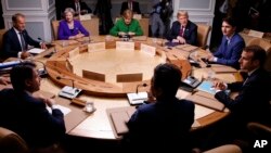 نخست وزیر ایتالیا در نشست جی هفت در سمت چپ و پایین تصویر مشخص است که روبروی پرزیدنت ترامپ نشسته است