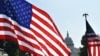 امریکہ کے یوم آزادی پر دارالحکومت واشنگٹن ڈی سی میں لہراتے ہوئے امریکی پرچم ۔ فوٹو اے ایف پی 