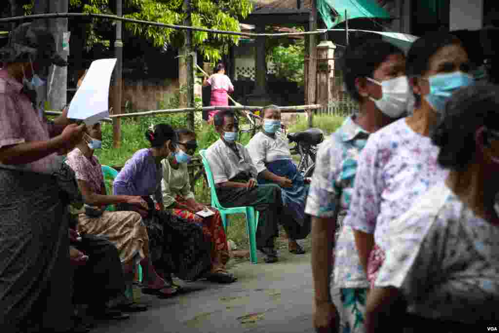 စစ်ကိုင်းမြို့တွင် အသက် ၆၀ အထက် လူကြီးများ မဲပေးကြသည့်မြင်ကွင်း။ (အောက်တိုဘာ ၂၉၊ ၂၀၂၀)