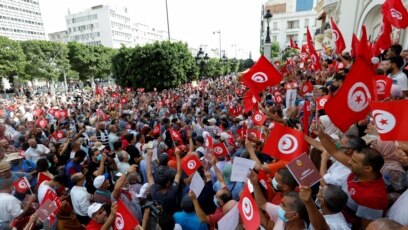 Demonstran membawa bendera dan spanduk selama protes terhadap perebutan kekuasaan pemerintahan oleh Presiden Tunisia Kais Saied, di Tunis, Tunisia, 26 September 2021. (Foto: REUTERS/Zoubeir Souissi)