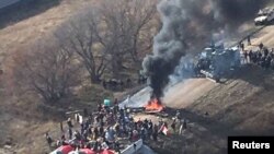 Warga berunjuk rasa, memprotes pipa minyak "Dakota Access" di dekat kota Cannon Ball, Dakota Utara, 27 Oktober 2016. (Morton County Sheriff's Office/Handout via Reuters).