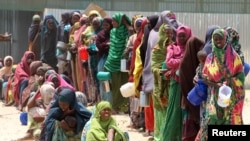 소말리아 모가디슈에서 구호 식량을 배급받기 위해 줄을 선 소말리아 여성들. (자료사진)