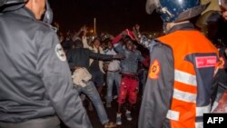 La police marocaine intervient lors d'affrontements entre un groupe de jeunes marocains et des migrants subsahariens à Casablanca, le 24 novembre 2017. 