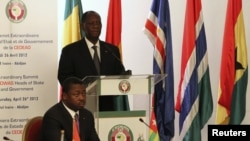 Pemimpin ECOWAS dan Presiden Pantai Gading Alassane Ouattara didampingi presiden Togo, Faure Gnassing memimpin rapat ECOWAS terkait krisis Mali dan kudeta Guinea-Bissau (26/4).