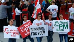 Para perempuan peserta maraton Beirut menyerukan PM Saad Hariri untuk kembali ke Lebanon, Minggu (12/11). 