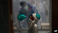 Testiranje na koronavirus u Nju Delhiju, Indiji ( Foto: AP/Manish Swarup)